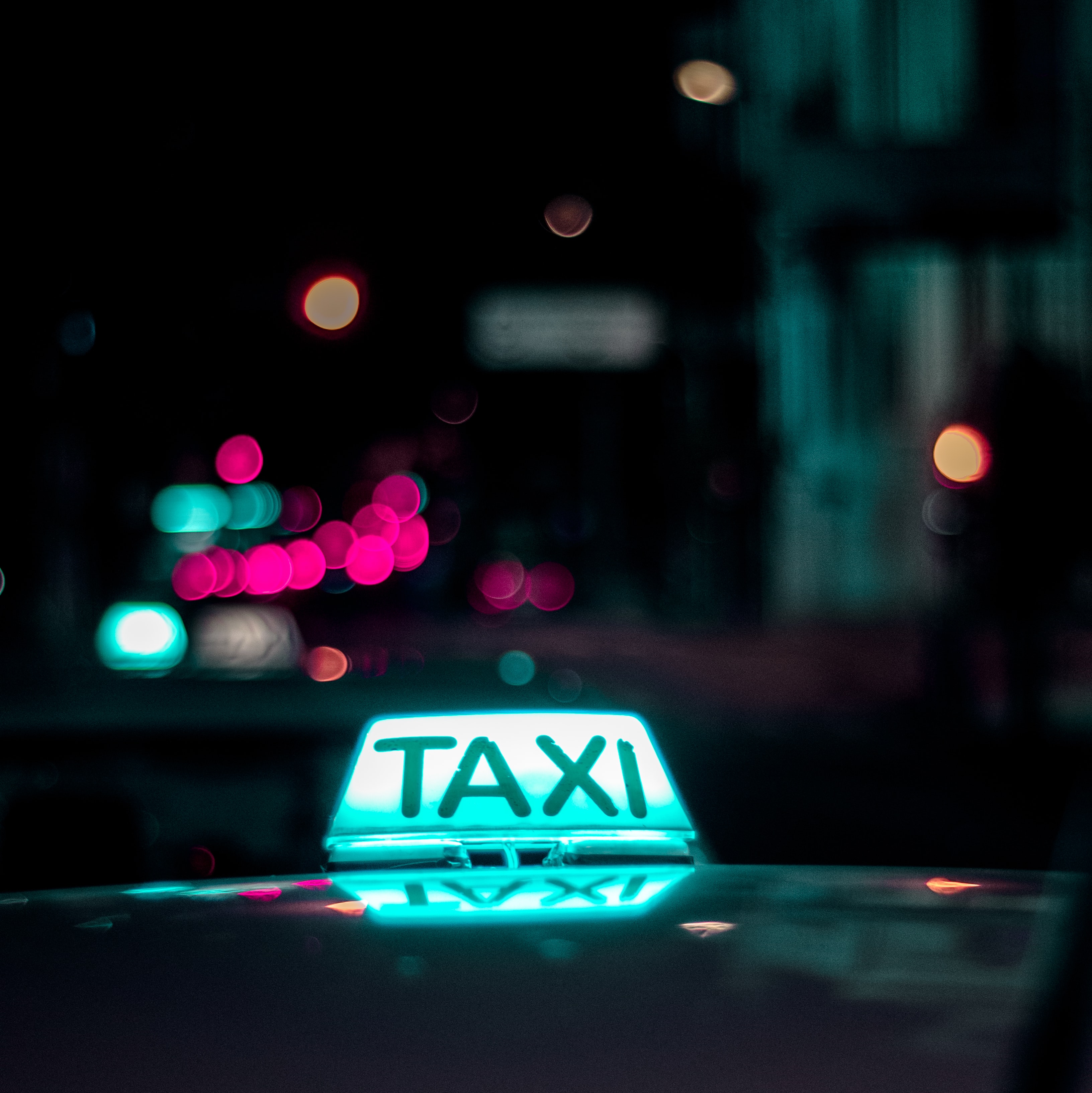 Symbole taxi au dessous d'une voiture