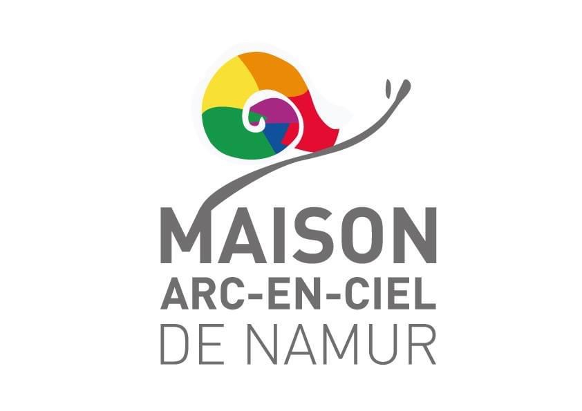 Logo représentant une coquille d'escargot multicolore avec en dessous le texte maison arc-en-ciel de Namur