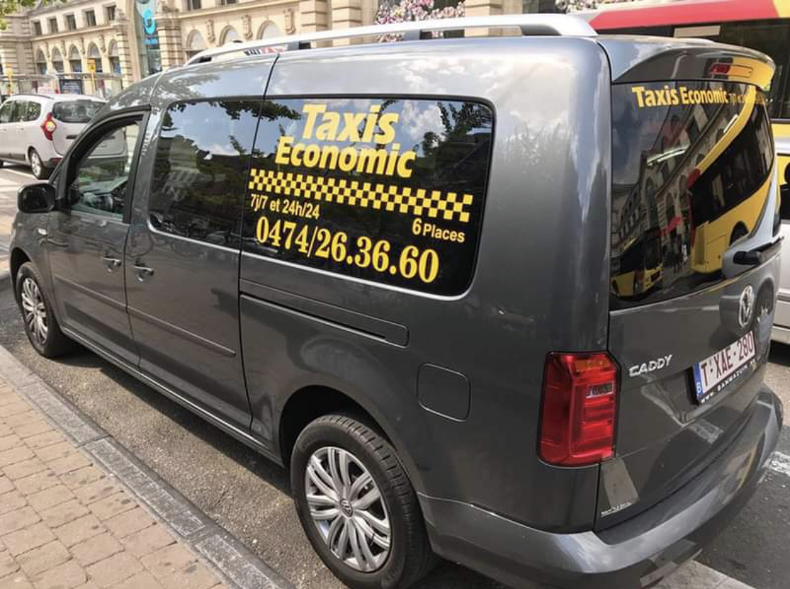 Image représentant un véhicule PMR avec le logo de taxi economic
