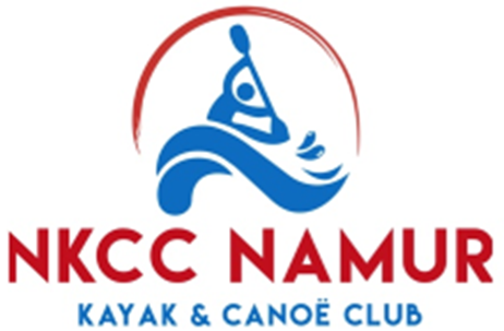 Logo représentant de façon imagée, un kayak sur une vague. Le texte NKCC NAMUR est écrit en rouge et Kayak & canoé club en bleu.